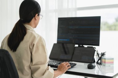 Web ve uygulamaları çoklu monitörde geliştirmek için programlama kodu üzerinde çalışan geliştirici programcı.