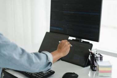 Web ve uygulamaları çoklu monitörde geliştirmek için programlama kodu üzerinde çalışan geliştirici programcı.