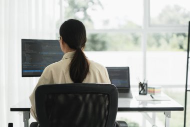 Yazılım ofisinde web ve uygulama geliştirmek için geliştirici programlama kodunun arkası.