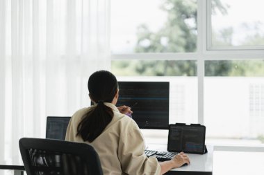 Geliştirici programcı, web sitesini geliştirmek için programlama yaparken fare ve dizüstü bilgisayar üzerinde kontrol kodu kullanır.