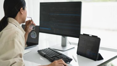Web sitesini geliştirmeye programlama sırasında monitörde kod kontrol etmeye çalışan geliştirici programcı.