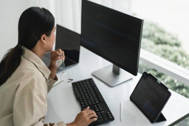 Web sitesini geliştirmeye programlama sırasında monitörde kod kontrol etmeye çalışan geliştirici programcı.