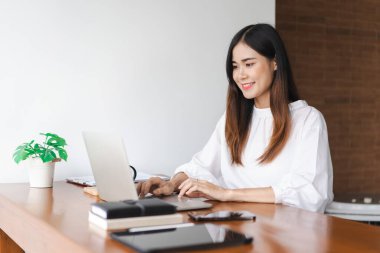 İş kadınları klavyeye veri yazıyorlar ve ofis dışında yeni bir başlangıç hakkında çalışıyorlar.