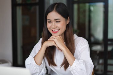 İş kadınları ofis dışında çalışırken yeni girişim hakkında analiz yapmak için dizüstü bilgisayarda veri okuyorlar.