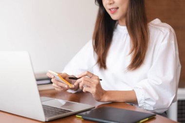 İş kadınları yeni bir girişim düşünüyor ve ofis dışında çalışırken bunu not alıyorlar..