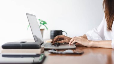 İş kadınları klavyeye veri yazıyorlar ve ofis dışında yeni bir başlangıç hakkında çalışıyorlar.