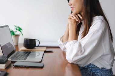 İş kadınları bilgisayardan veri okurken ofis dışında çalışırken yeni bir başlangıç düşünecekler.