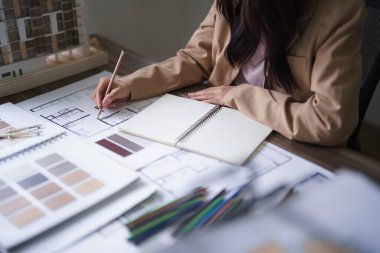 Mimari iç mimari tasarım ve bina projesi üzerine çizim yapan kadın mimar..