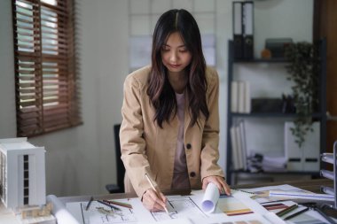 Dişi mimar iç mimari tasarım projesi planlar üzerine inşaat çizimi için.