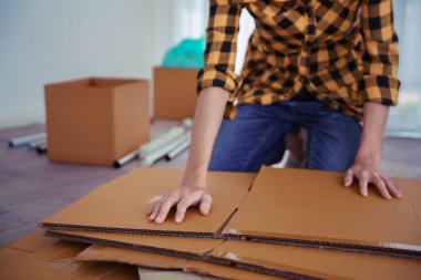 Çevreyi kurtarmak için karton kutuları yeniden kullanmak ve geri dönüşüm için sıralayan kadınlar.