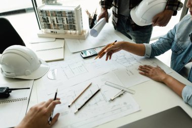 Mühendis grubu, ofisteki inşaat projesinin planları hakkında tartışma ve beyin fırtınası yapacak..