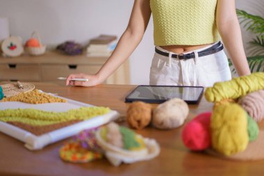 İğne işi konsepti, kadınlar iğne desenli el işi nakış desenleri tasarlamak için eskizler..
