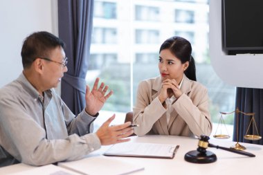 Üst düzey işadamı verileri açıklıyor ve sözleşmeyi imzalarken kadın avukatla hukuki anlaşma talep ediyor.