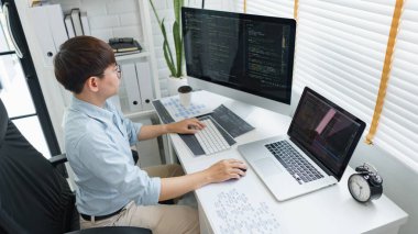 Yazılım geliştirme kavramı, uygulama ve web sitesi geliştirmek için dizüstü bilgisayarda veri yazan erkek programcı.