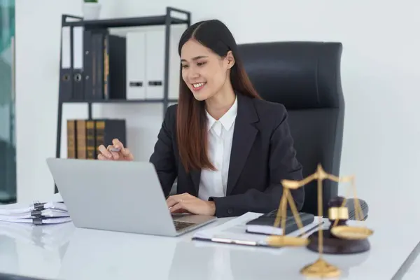 Advogada Mulher Lendo Contrato Negócios Verificando Acordo Legal Laptop Escritório Fotos De Bancos De Imagens