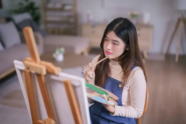 Fiatal Ázsiai Női Művész Előtt Vászon Gondolkodás Ötlet Rajz Festészet — Stock Fotó