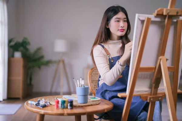Fiatal Ázsiai Női Művész Dolgozik Rajz Festészet Létrehozása Kreatív Alkotás — Stock Fotó