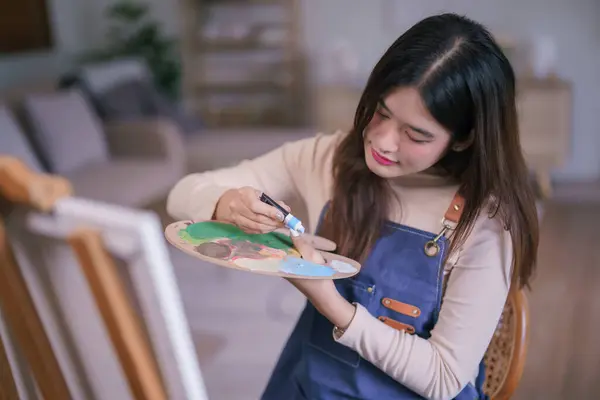 Młoda Azjatycka Artystka Wyciskając Kolor Palecie Kolorów Malowania Tworzenia Dzieł — Zdjęcie stockowe