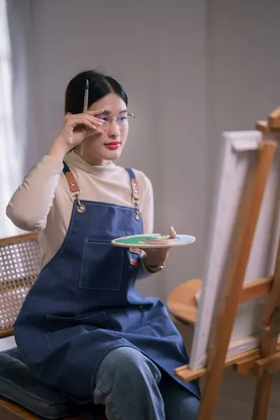 아시아 예술가 안경을 아이디어 작품에 캔버스를 — 스톡 사진