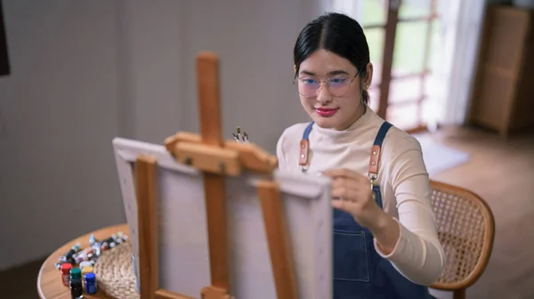 Молодая Азиатская Художница Держит Кисть Использует Кисть Рисования Живописи Холсте — стоковое фото