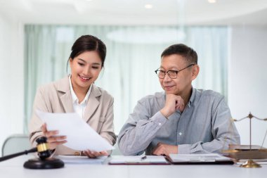 Kadın avukat, üst düzey iş adamlarına yasal anlaşmayla sözleşme şartlarını tartışıyor ve açıklıyor..