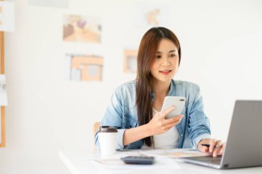 Tasarım binası konsepti, kadın mimar ev planlama projesinde dizüstü bilgisayar ve akıllı telefon kullanın.