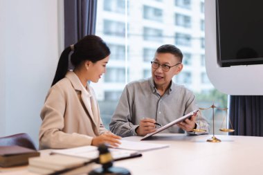 Kıdemli işadamı, kadın avukatla sözleşme ve hukuki anlaşma hakkında görüşmek istiyor..