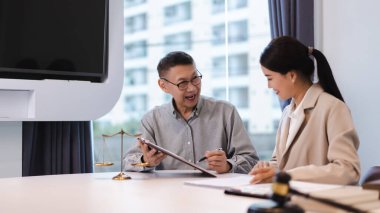 Kıdemli işadamı, kadın avukatla sözleşme ve hukuki anlaşma hakkında görüşmek istiyor..