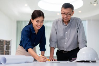 İki mimar, mimari projenin taslağı üzerine tartışmalar ve analizler yapıyor..
