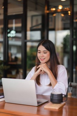 İş kadınları ofis dışında çalışırken yeni girişim hakkında analiz yapmak için dizüstü bilgisayarda veri okuyorlar.