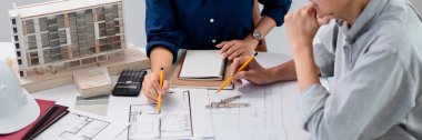 İki mimar plan üzerine inşa projesini tartışıyor ve analiz ediyor..