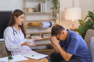 Sağlık hizmetleri konsepti, kıdemli adam dinledikten sonra baş ağrısı ve üzüntü hisseder..