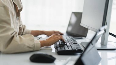 Web ve uygulama geliştirmek için klavye üzerine yazma kodu geliştirici.