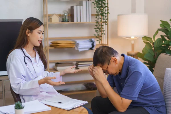 Sağlık hizmetleri konsepti, kıdemli adam dinledikten sonra baş ağrısı ve üzüntü hisseder..