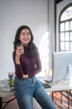 Grafik tasarımcı serbest kadınlar logo markasını çizdikten sonra rahatlamak için kahve içiyorlar ve ev stüdyosunda teknolojik ekipmanlarla grafik tasarımı tasarlamak için çalışıyorlar..