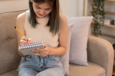 Yaratıcı tasarım konsepti, kadın tasarımcı mutlulukla yeni koleksiyon giysileri yaratmak ve çizmek.
