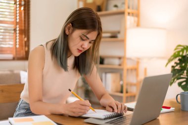 Yaratıcı tasarım konsepti, yeni koleksiyon giysileri yaratmak için moda tasarımcısı çizim modeli.