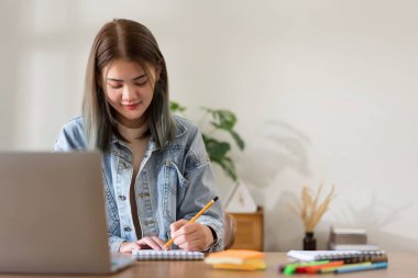 Yaratıcı tasarım konsepti, iş yerinde yeni koleksiyon giysileri yaratmak için moda tasarımcısı çizimi.