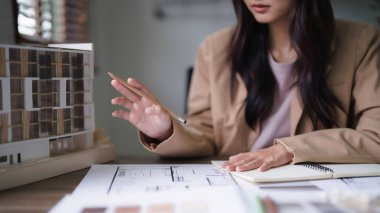 Modeli oluşturmaya çalışan ve iç mimari projeler tasarlayan kadın mimar..