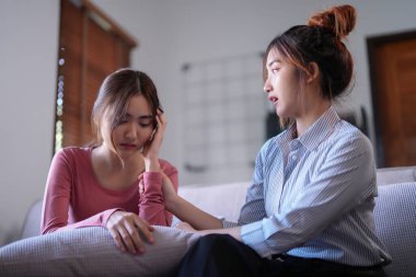 Asyalı psikolog kadınlar hastaları teşvik etmek ve ilaç ve ruh sağlığı terapisi hakkında danışmanlık yaparken, kadın hastalar psikolojik sağlık sorunlarıyla ilgili endişe ve endişeleri vurguladılar..
