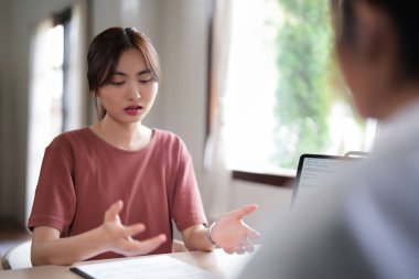 Kadın psikolog tıp ve ruhsal sağlık terapisi hakkında notlar ve danışmanlık yazarken, Asyalı hasta kadınlar kaygıyla ve doktorlara psikolojik sağlık sorununu açıklayarak vurguladılar..