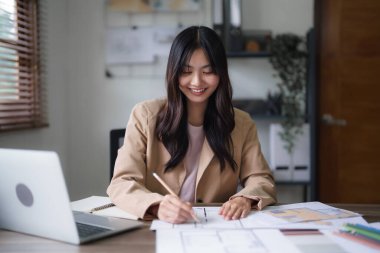 İç yapı tasarımı ve proje üzerine inşaat çizimi için kadın mimar.
