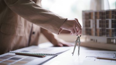 Bölücü pusulayı kullanarak bina projesi ve tasarım iç mimarı.