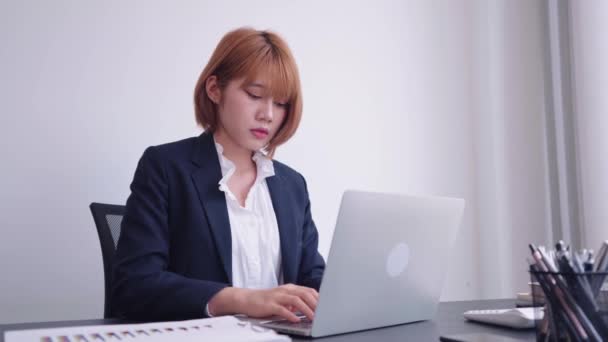 自信的亚洲女商人在她的电脑笔记本电脑上工作 用分析思维勤奋地专注于她的任务 她表现出强烈的职业道德和决心高质量的4K镜头 — 图库视频影像