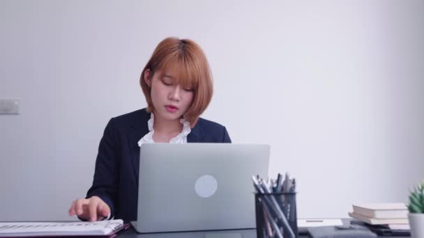自信的亚洲女商人在她的电脑笔记本电脑上工作 用分析思维勤奋地专注于她的任务 她表现出强烈的职业道德和决心高质量的4K镜头 — 图库视频影像