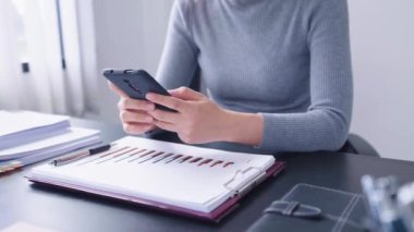 Zeki telefonuyla mutlu bir şekilde sohbet eden kendine güvenen Asyalı iş kadını işine bağlı masasında dinlenme molası veriyor. Bu kısa süre içinde arkadaşlarıyla bağ kurmaktan zevk alıyor.
