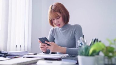 Zeki telefonuyla mutlu bir şekilde sohbet eden kendine güvenen Asyalı iş kadını işine bağlı masasında dinlenme molası veriyor. Bu kısa süre içinde arkadaşlarıyla bağ kurmaktan zevk alıyor.