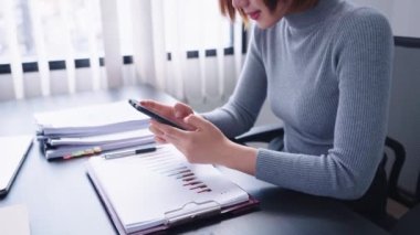 Zeki telefonuyla mutlu bir şekilde sohbet eden kendine güvenen Asyalı iş kadını işine bağlı masasında dinlenme molası veriyor. Bu kısa süre içinde arkadaşlarıyla bağ kurmaktan zevk alıyor.