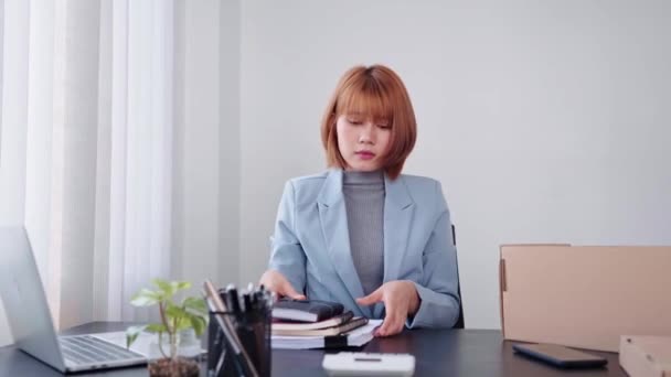 自信を持ったアジアの実業家は 残念ながら自分の持ち物や書類を集め 職場を離れ オフィスの机に落ち込むことに失望した 高品質の4K映像 — ストック動画