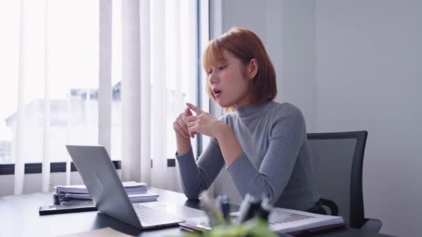 Pewna Siebie Azjatycka Bizneswoman Gorliwie Dyskutująca Wyjaśniająca Swoim Kolegom Zadania — Wideo stockowe